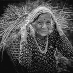 Korbträgerin in Nepal