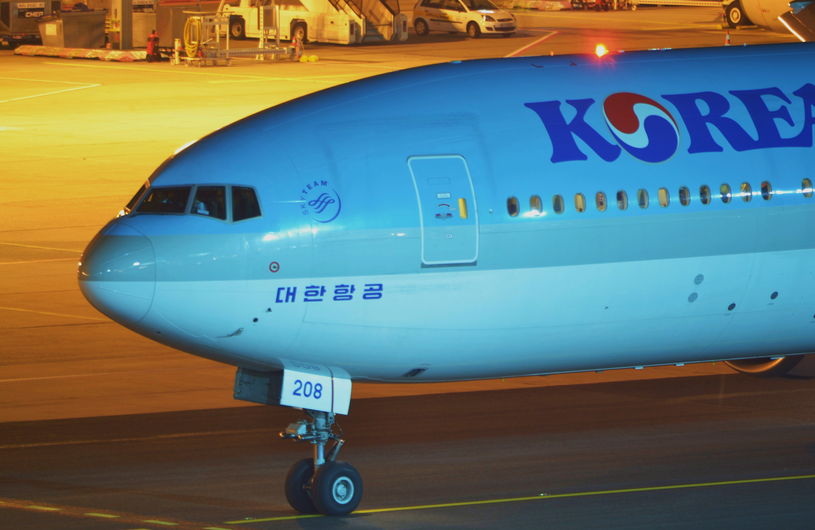 Korean Air B777-300 Close-up