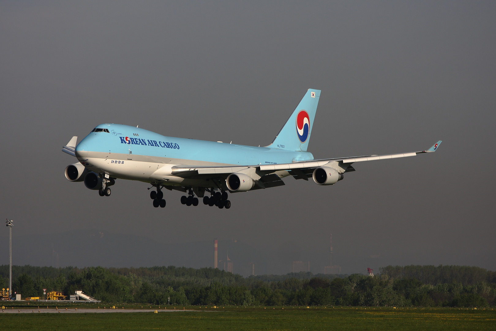 Korean Air Cargo Boeing 747-4B5ERF HL7601...