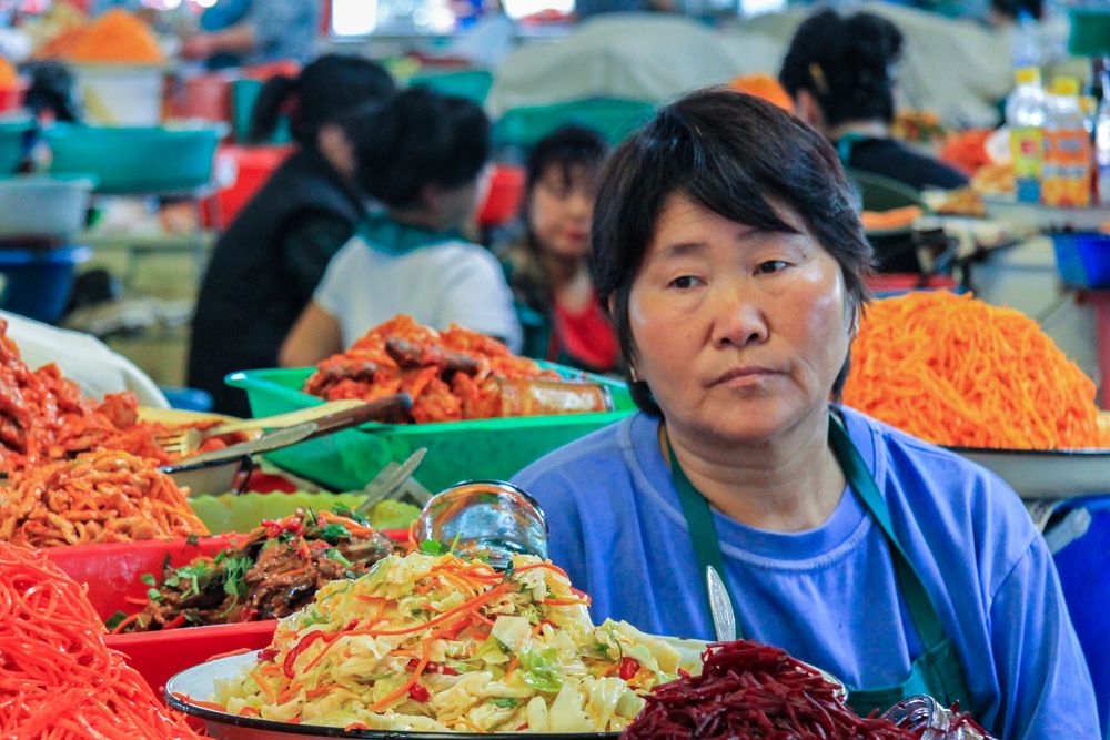 Koreanerin mit fermentiertem Gemüse...