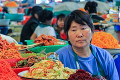 Koreanerin mit fermentiertem Gemüse...