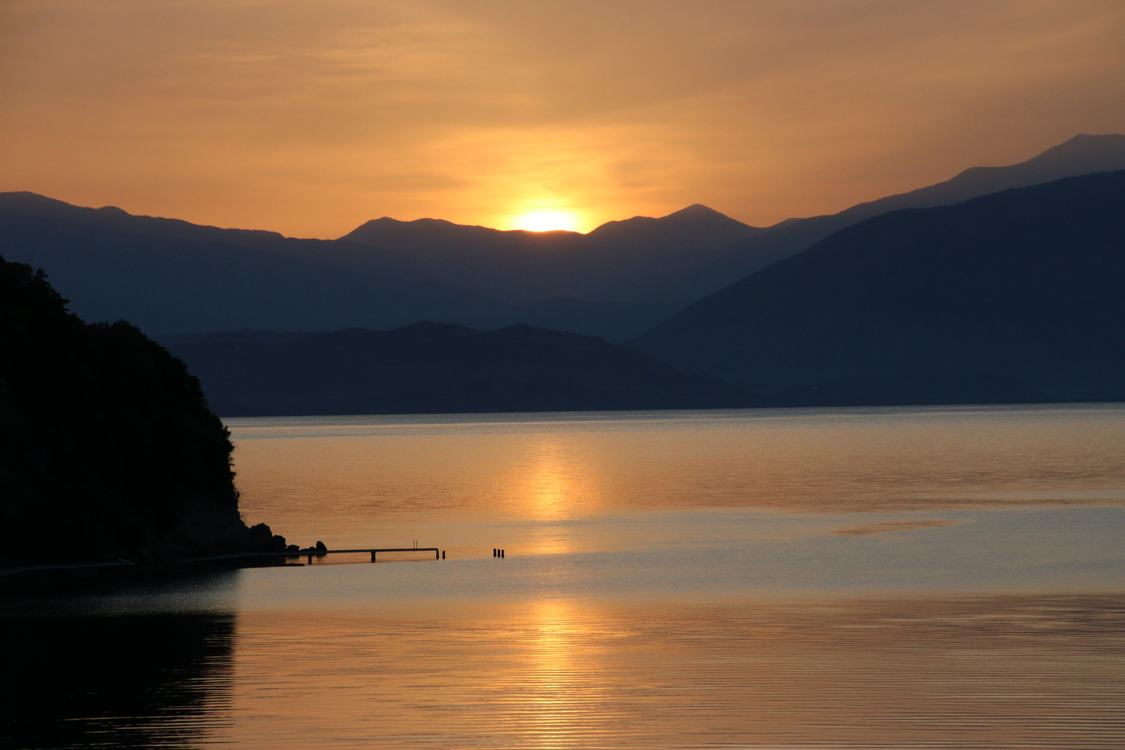 Korfu, Sonnenaufgang in der Bucht von Dassia.