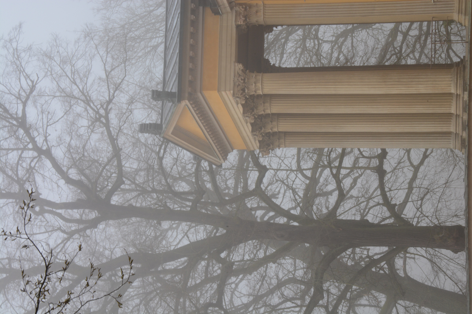 Korinthische Säulen im Nebel