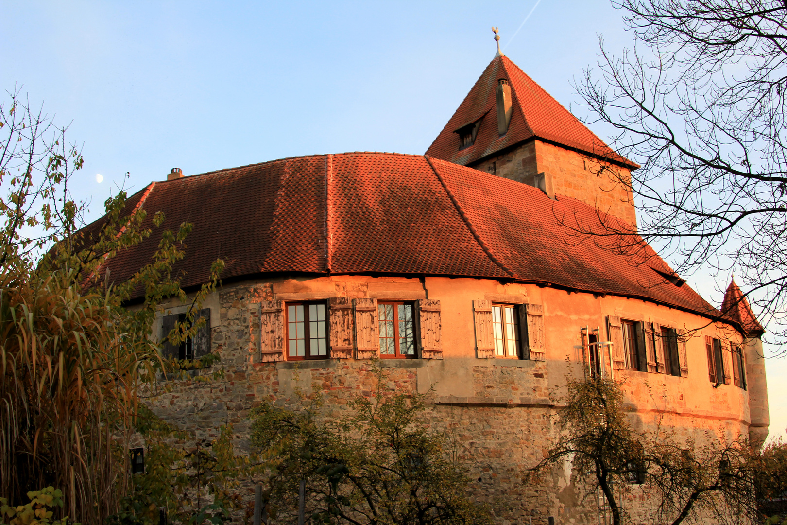 Kornburg - Wasserschloß in der Abendsonne