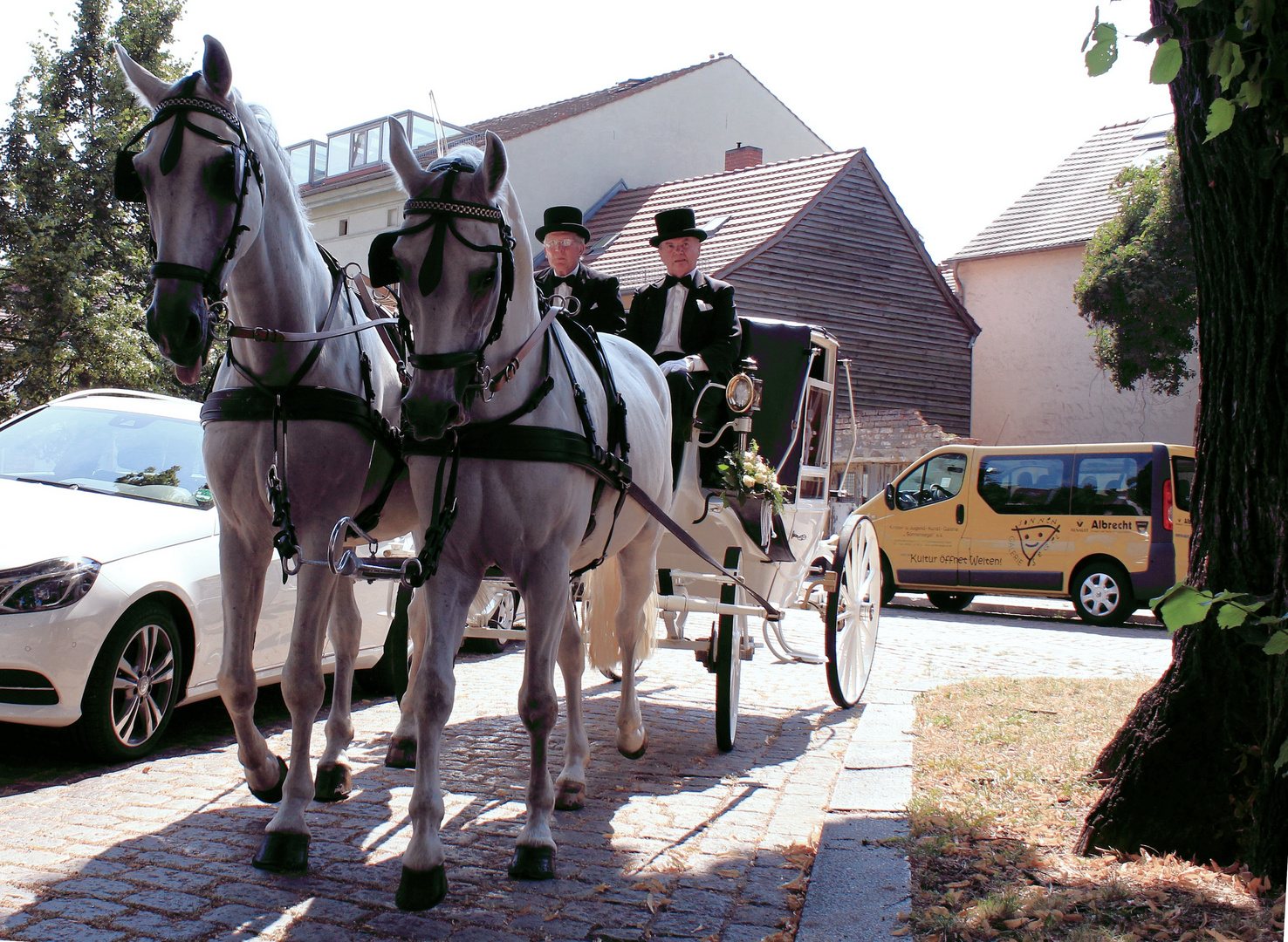 Korrektur des Fotos "Einfahrt der Hochtszeitskutsche 3"