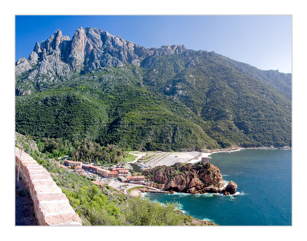 Korsika: Hohe Berge und das Meer nahe beieinander