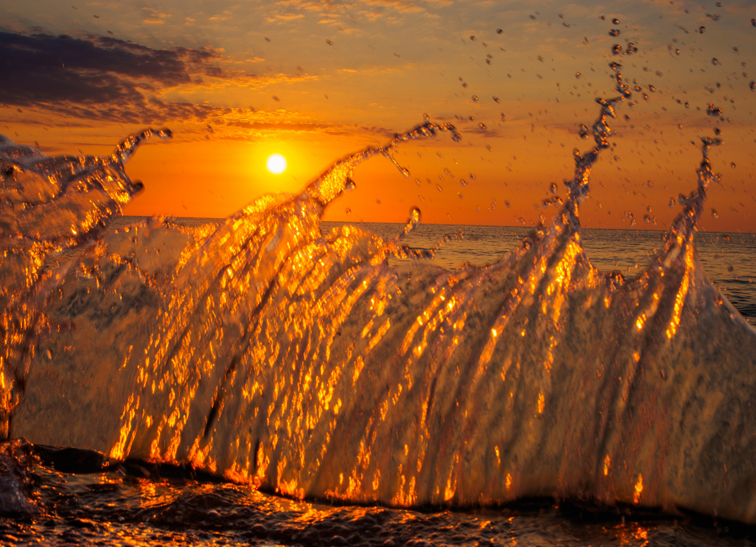 Korsischer Sonnenaufgang2: durch die Welle