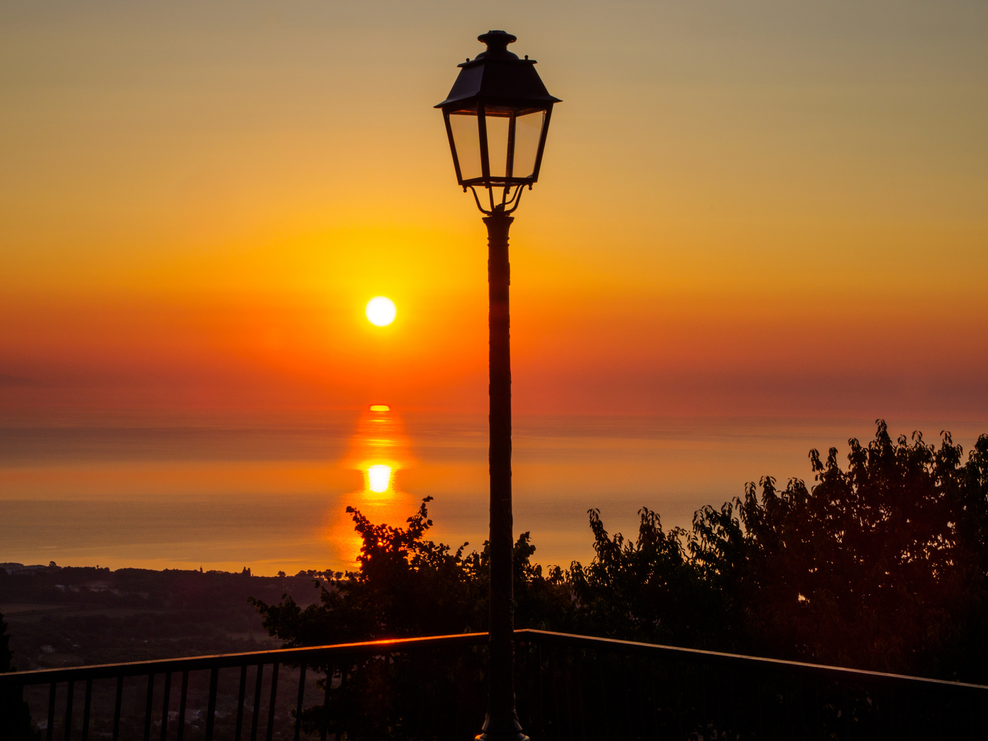 Korsischer Sonnenaufgang5: neben der Laterne