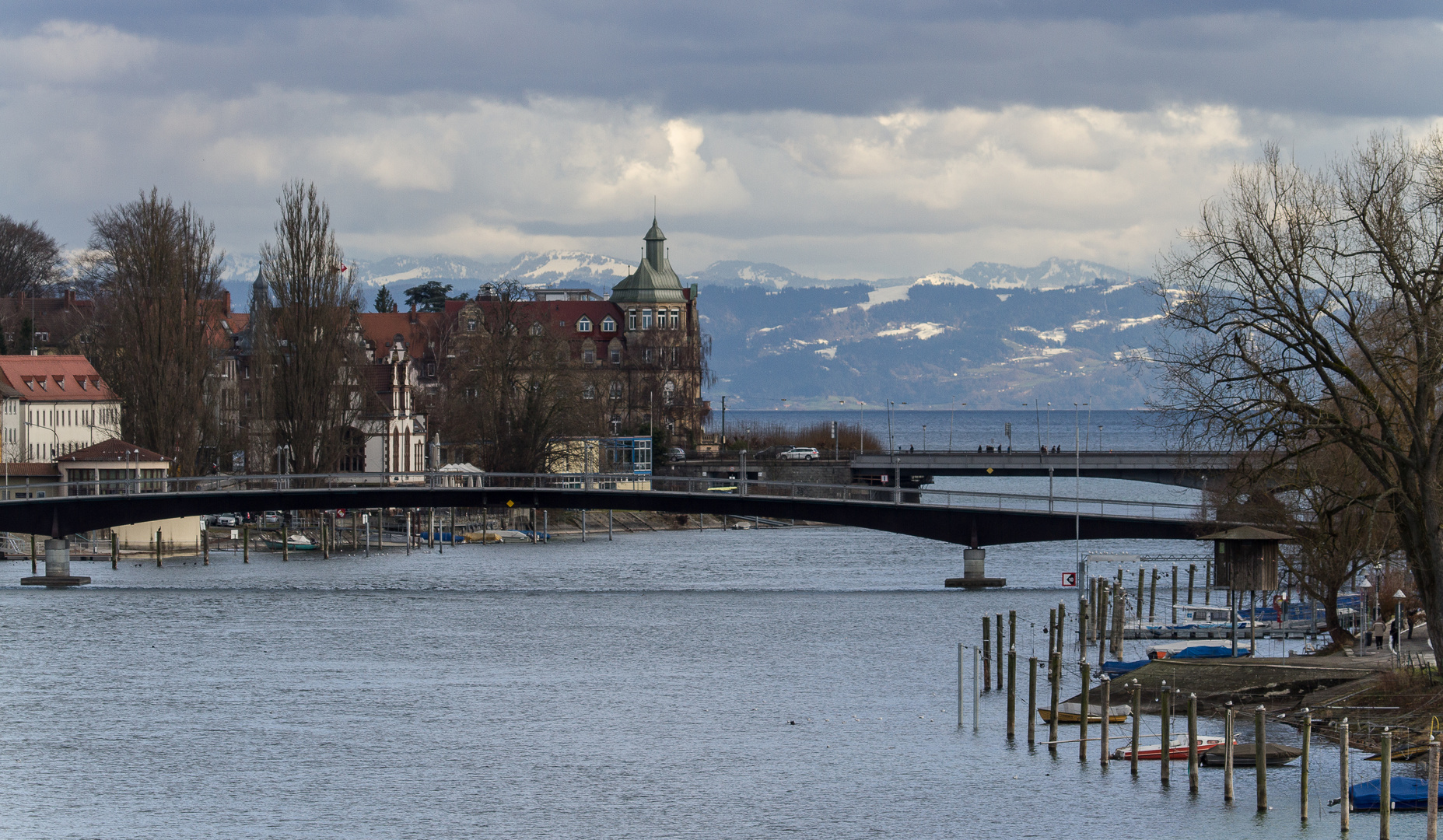 Kostanz mit Rhein und Bergen