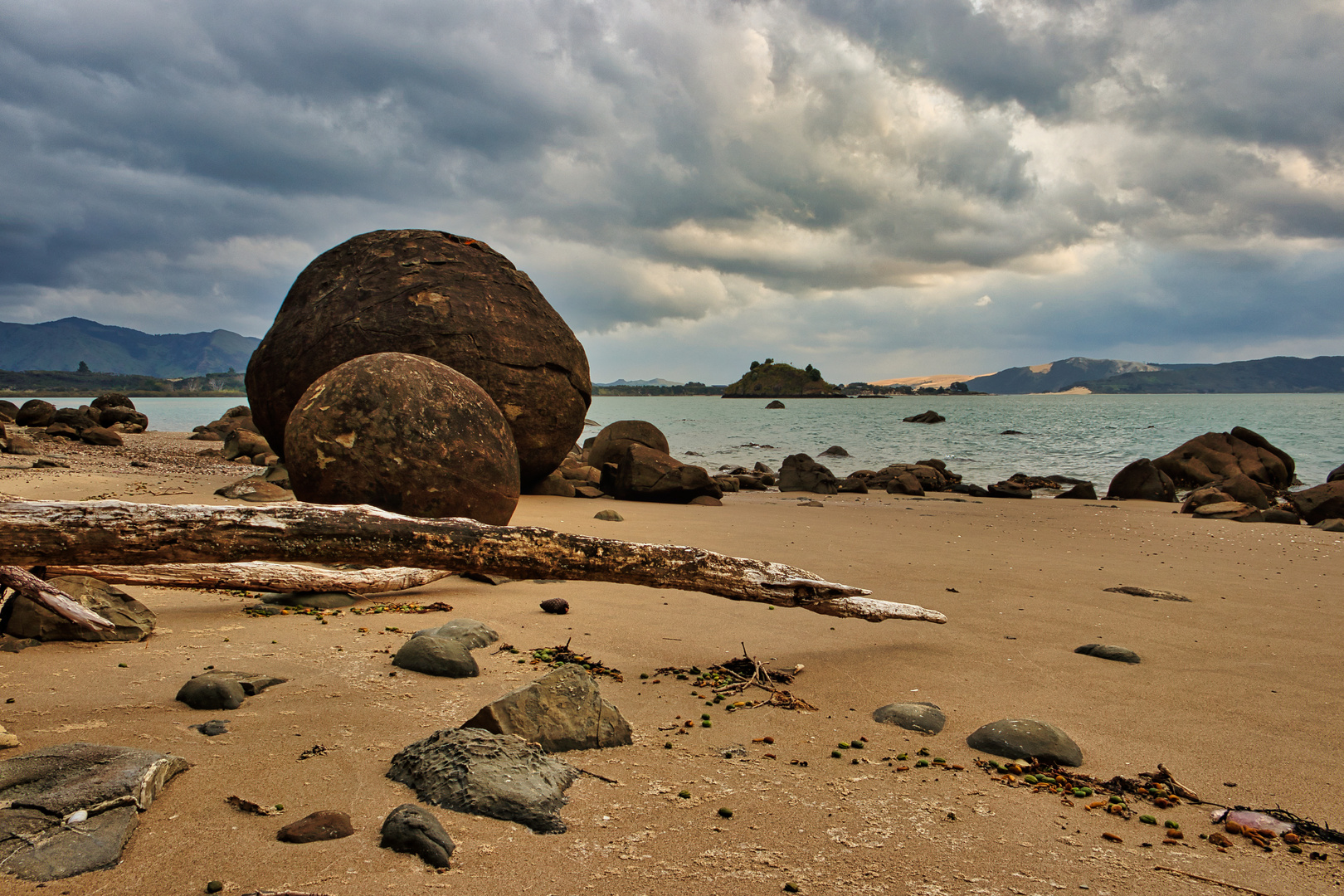 Kotou Boulders - Omapere