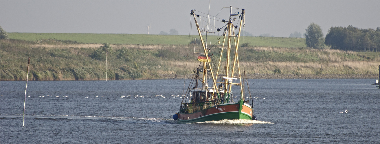 Krabben-Kutter bei der Einfahrt in den Hafen von Greetsiel