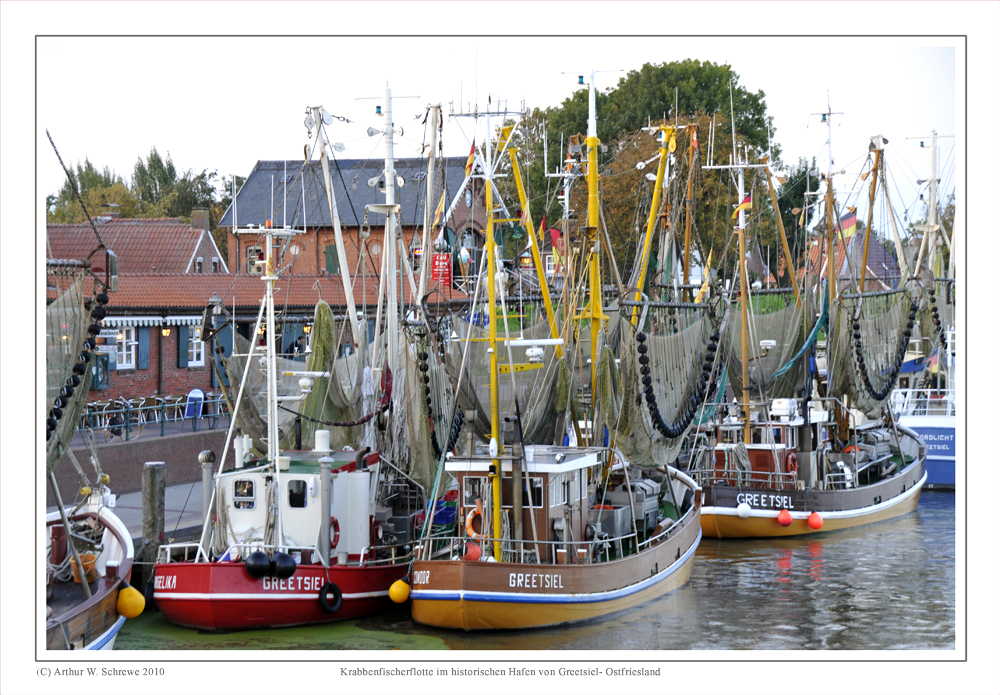 Krabbenfischerflotte im historischen Hafen von Greetsiel