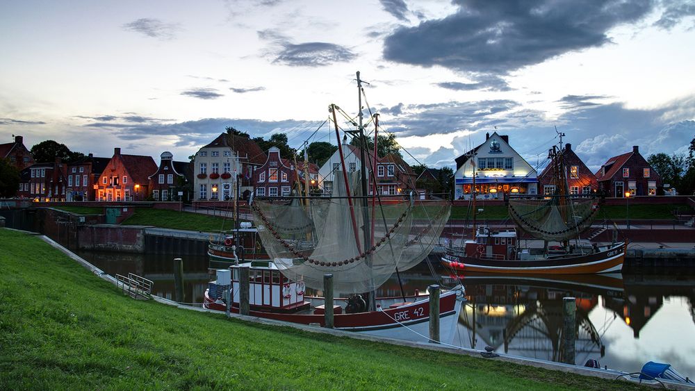 Krabbenkutter abends im Hafen