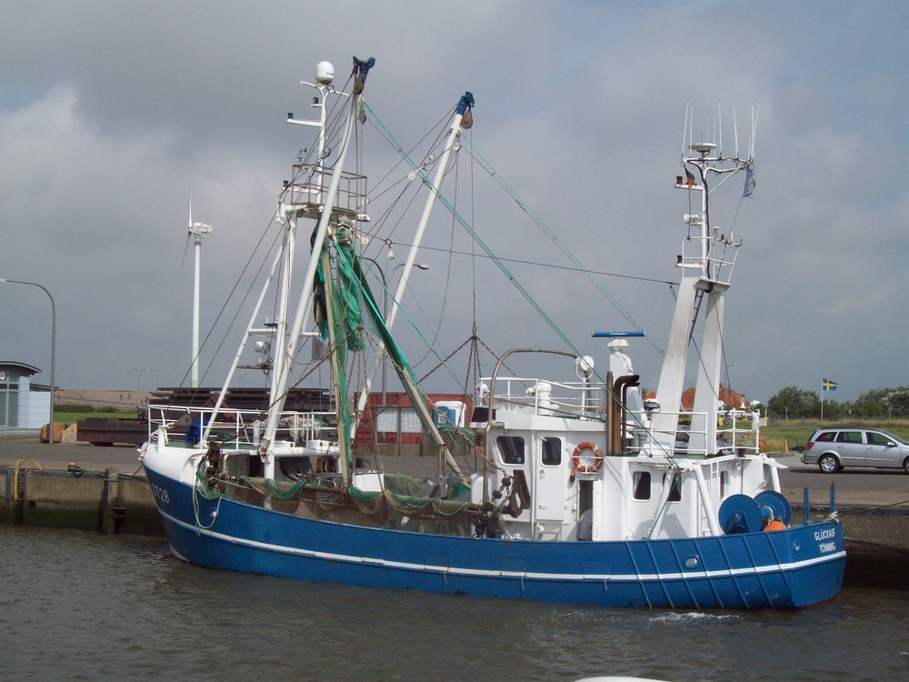 Krabbenkutter am Eidersperrwerk