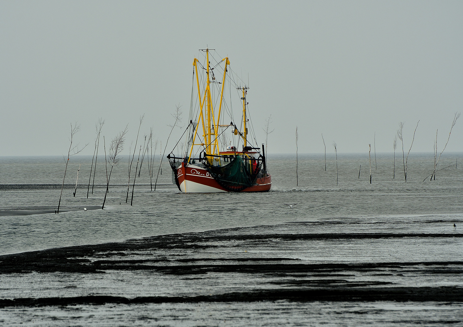 Krabbenkutter bei der Einfahrt ins Dorumer Siel