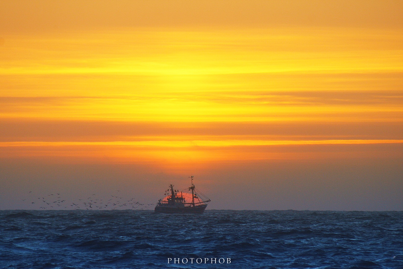 Krabbenkutter bei Sonnenuntergang