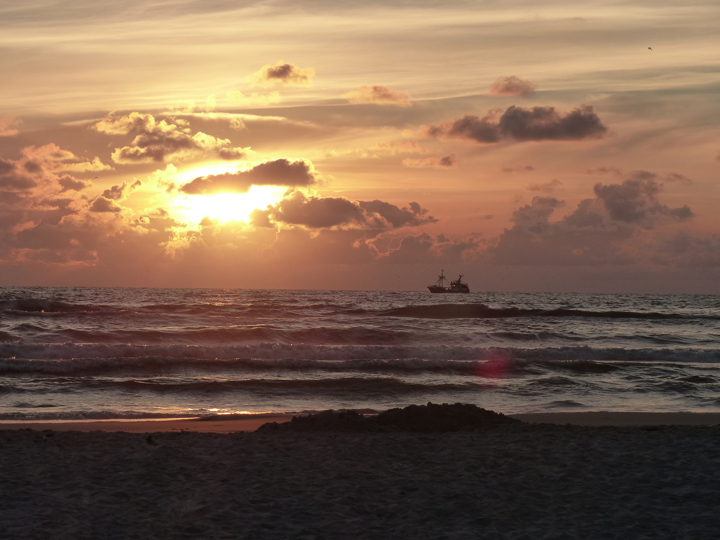 Krabbenkutter beim Fischfang im Sonnenuntergang am Vejers Strand in Dänemark