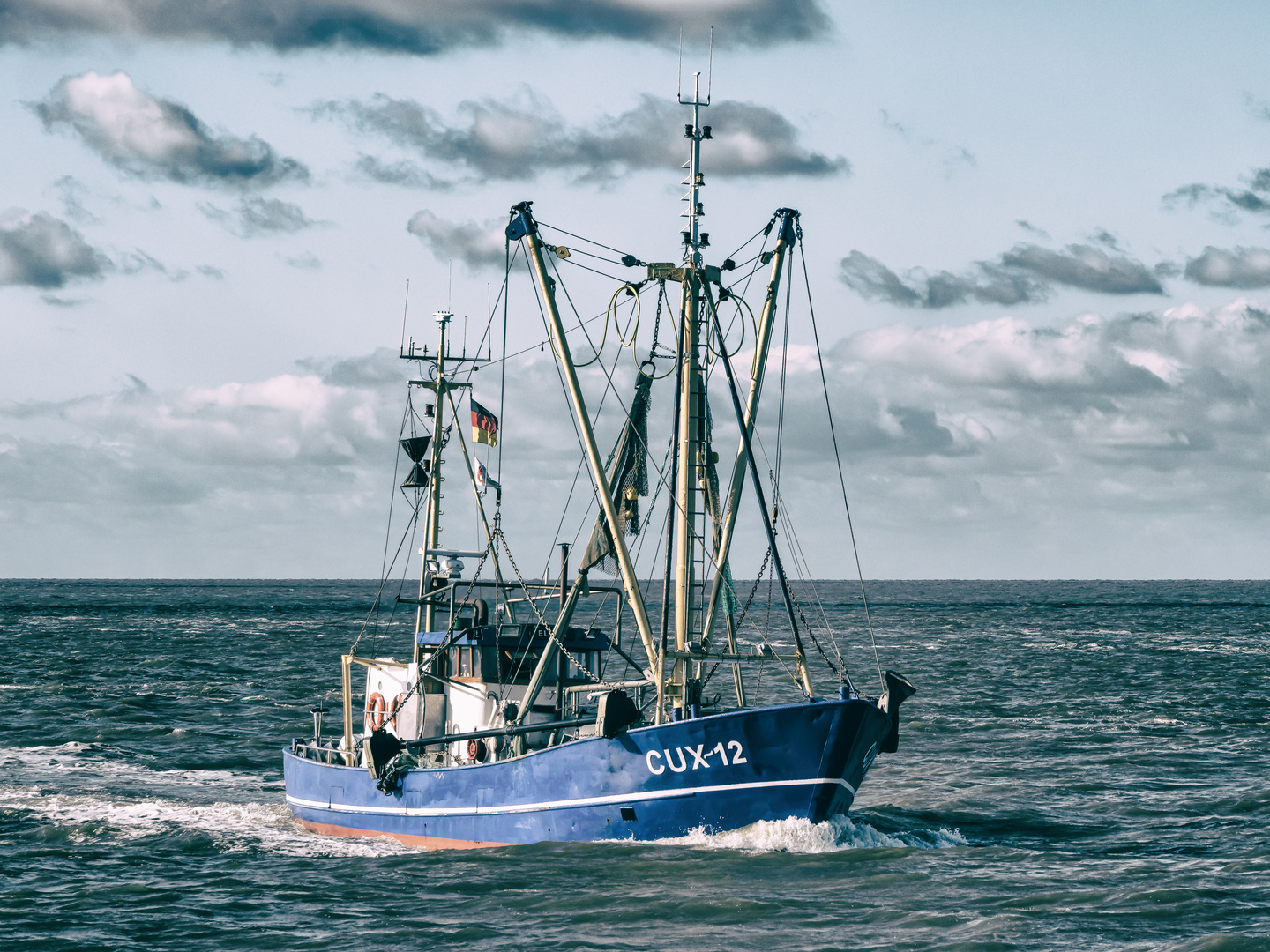 Krabbenkutter CUX-12 ELENA einlaufend Cuxhaven