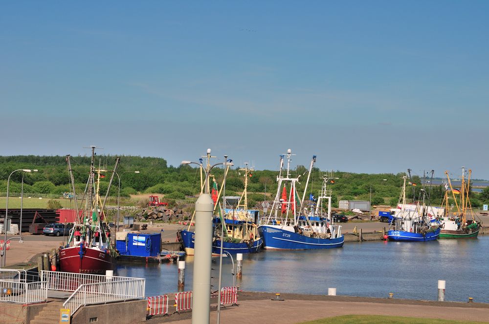 Krabbenkutter im Binnenhafen des Eidersperrwerks