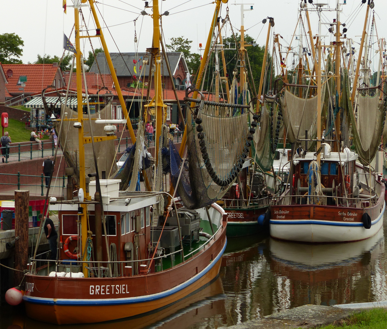 Krabbenkutter im Greetsieler Hafen