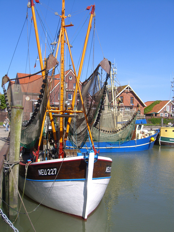 Krabbenkutter im Hafen Neuharlingersiel