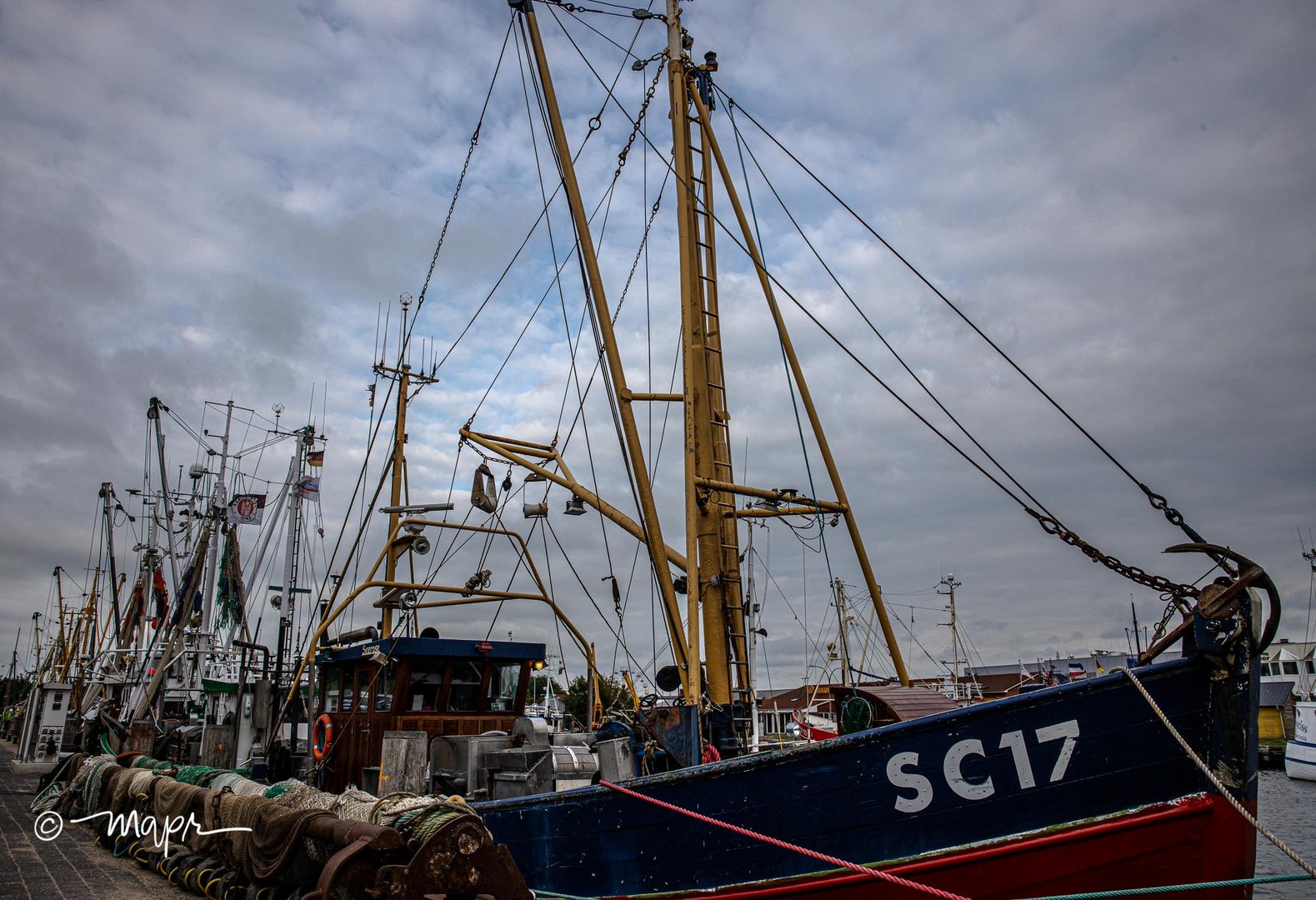 Krabbenkutter im Hafen von Büsum