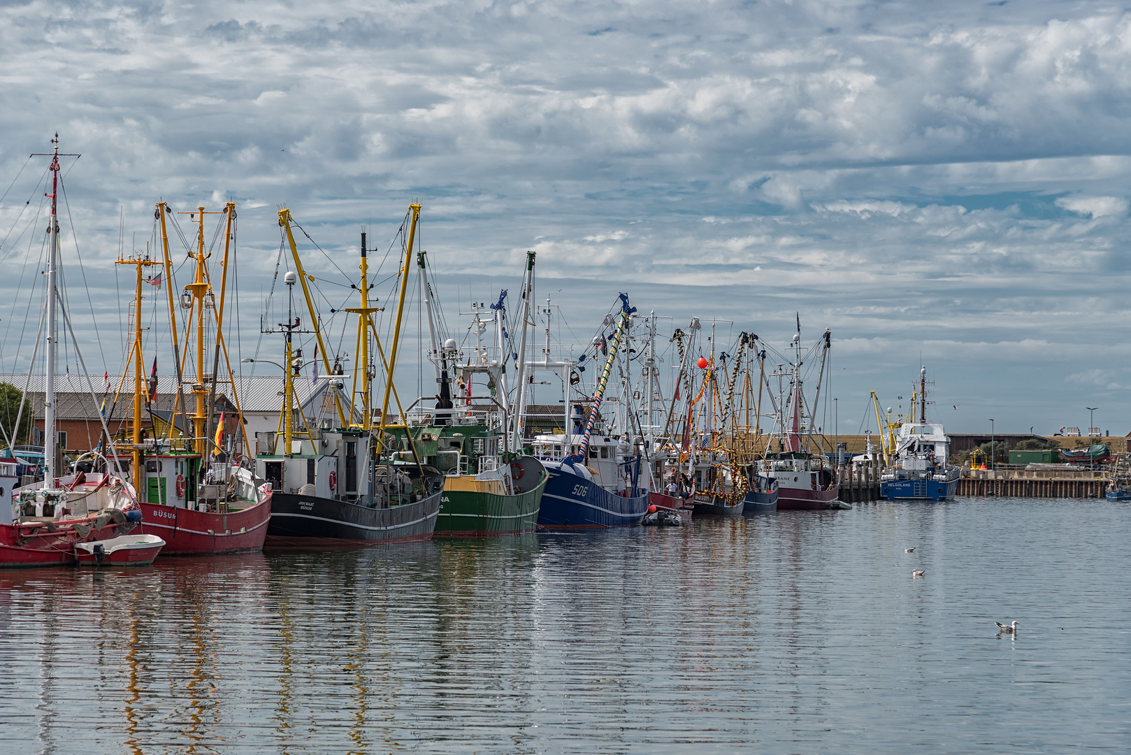 Krabbenkutter im Hafen von Büsum