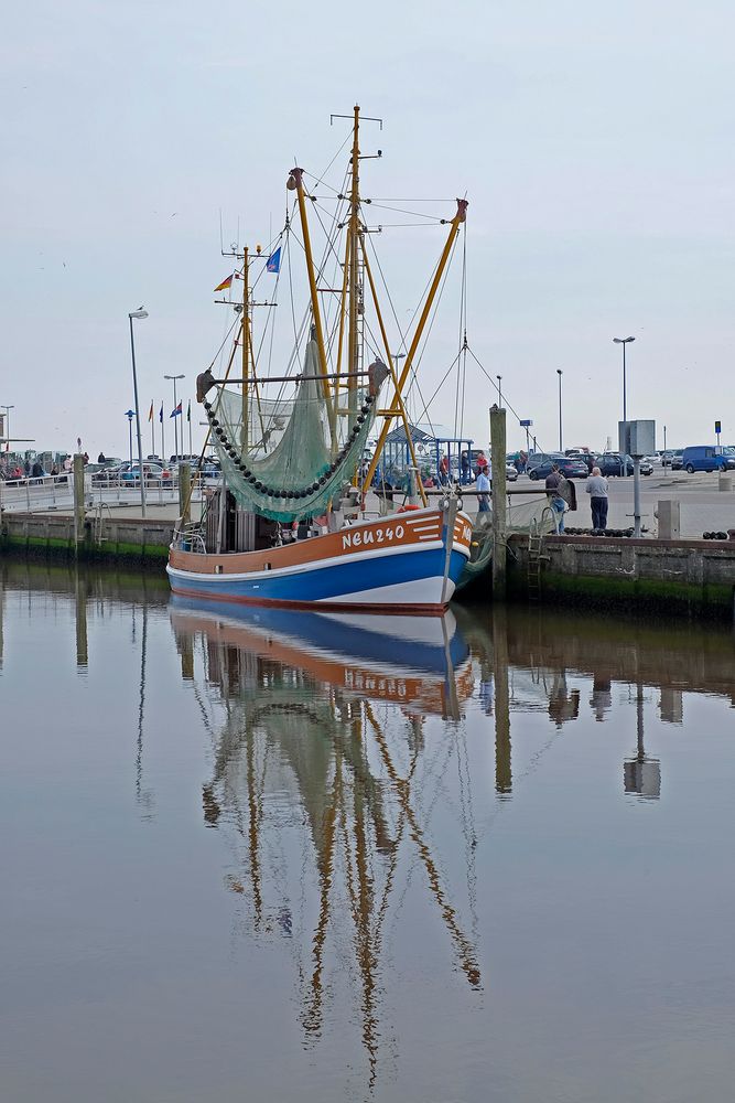 Krabbenkutter im Hafen von Neuharlingersiel