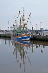 Krabbenkutter im Hafen von Neuharlingersiel