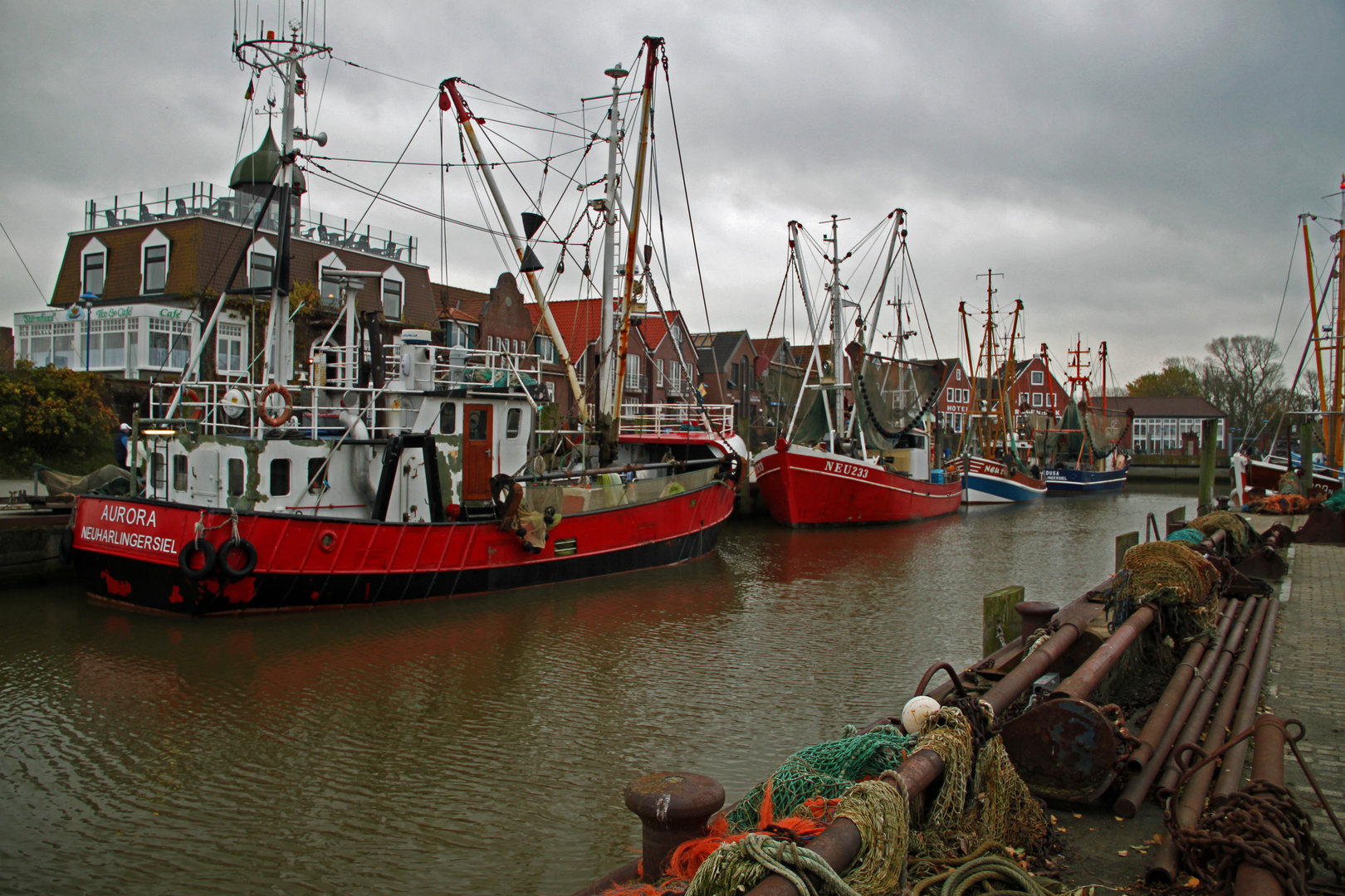 Krabbenkutter im Hafen von Neuharlingersiel