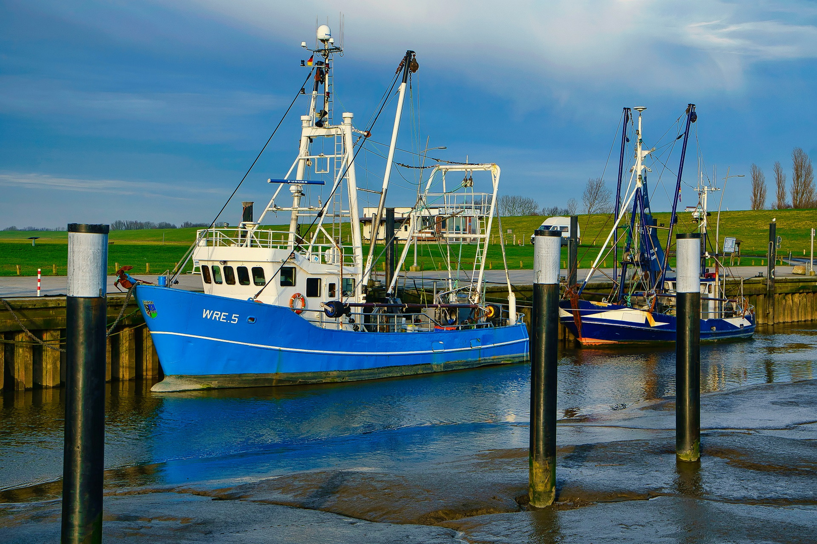 Krabbenkutter im Hafen von Wremen