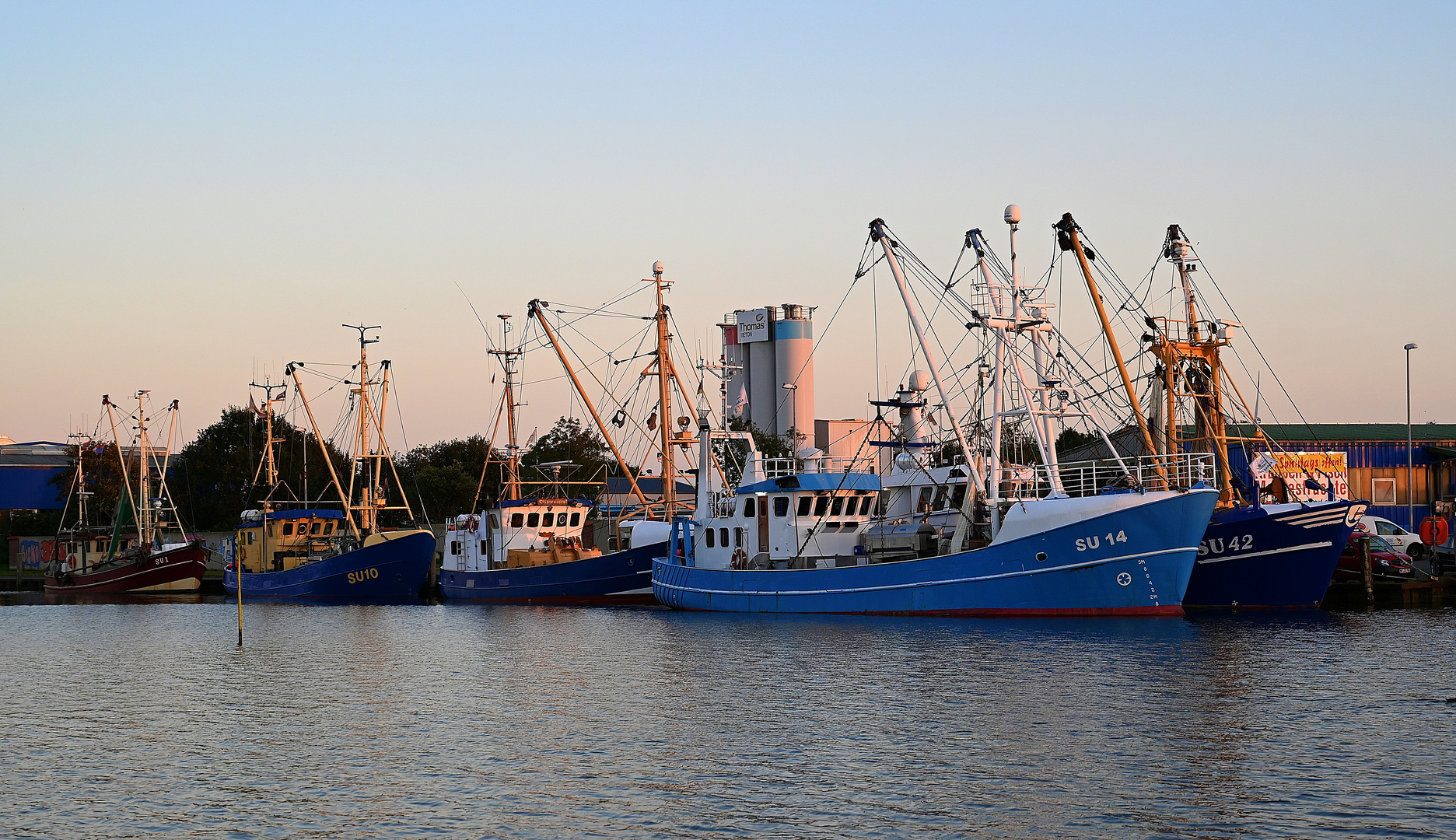 Krabbenkutter im Husumer Außenhafen