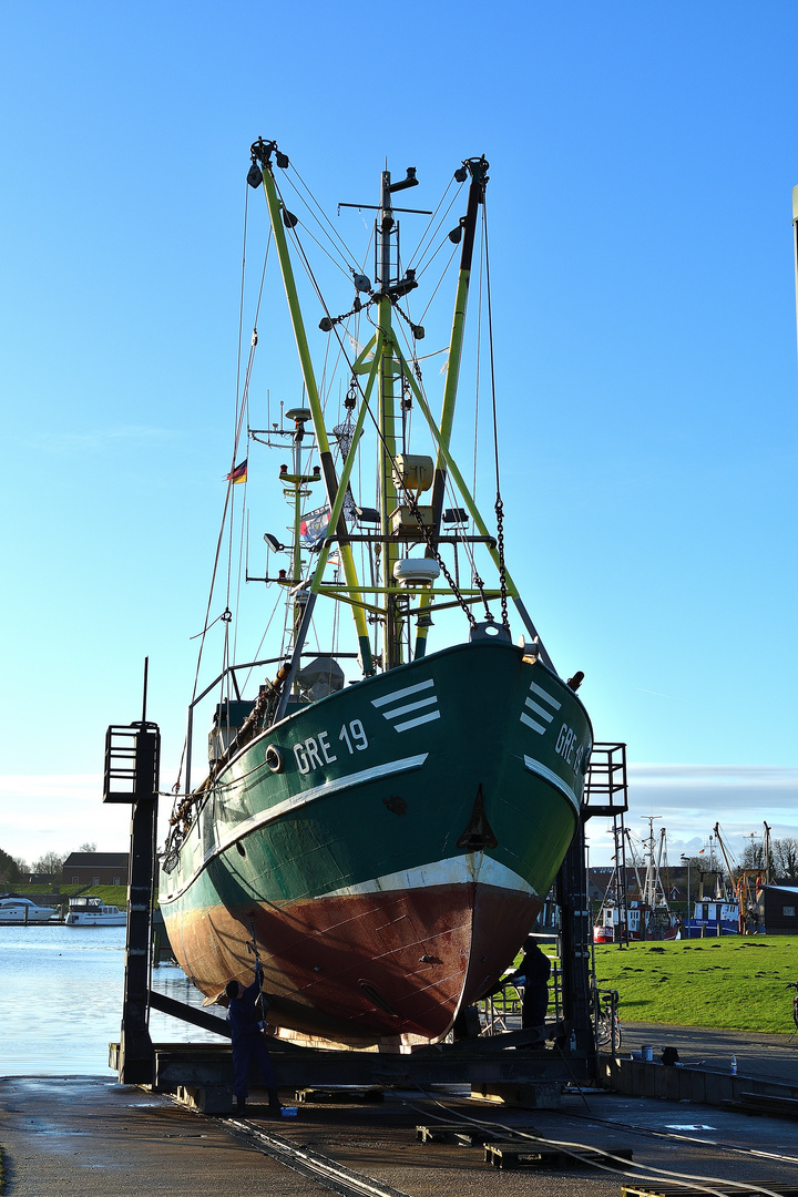 Krabbenkutter in der Werft