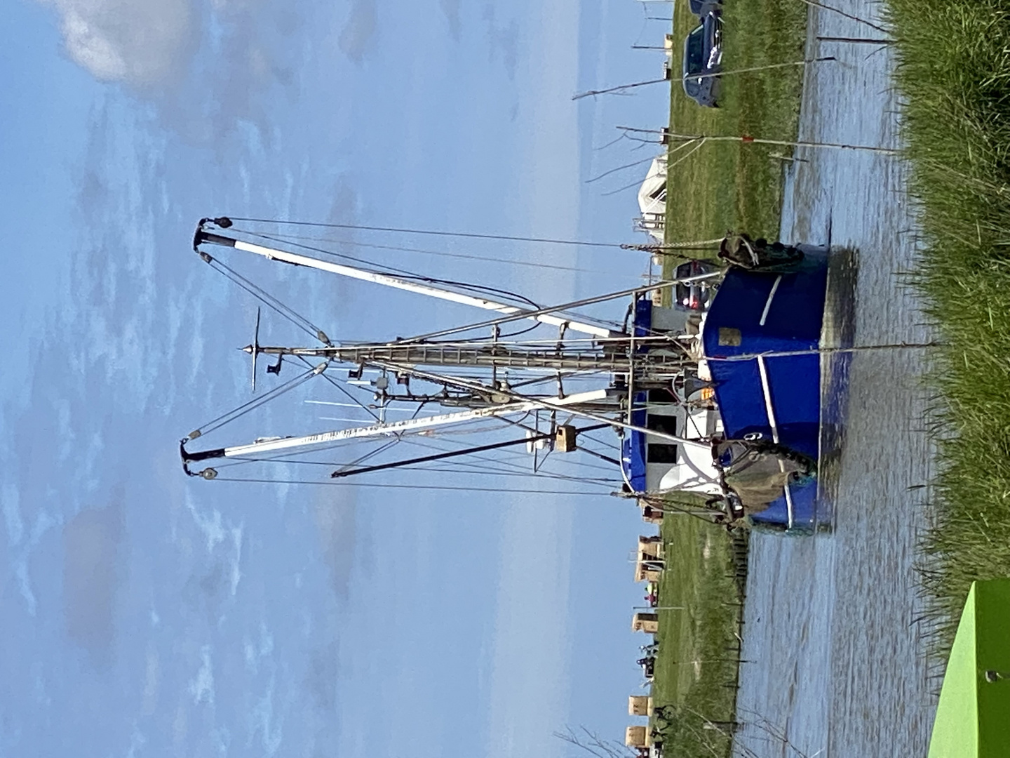 Krabbenkutter kommt in den Hafen