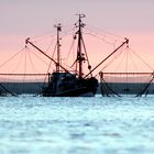 Krabbenkutter nach Sonnenuntergang auf Borkum