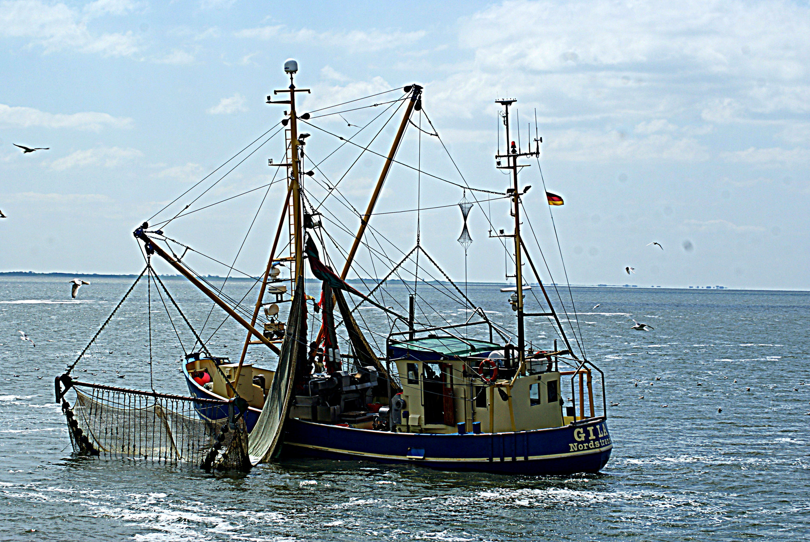 Krabbenkutter vor der Hallig Langeneß