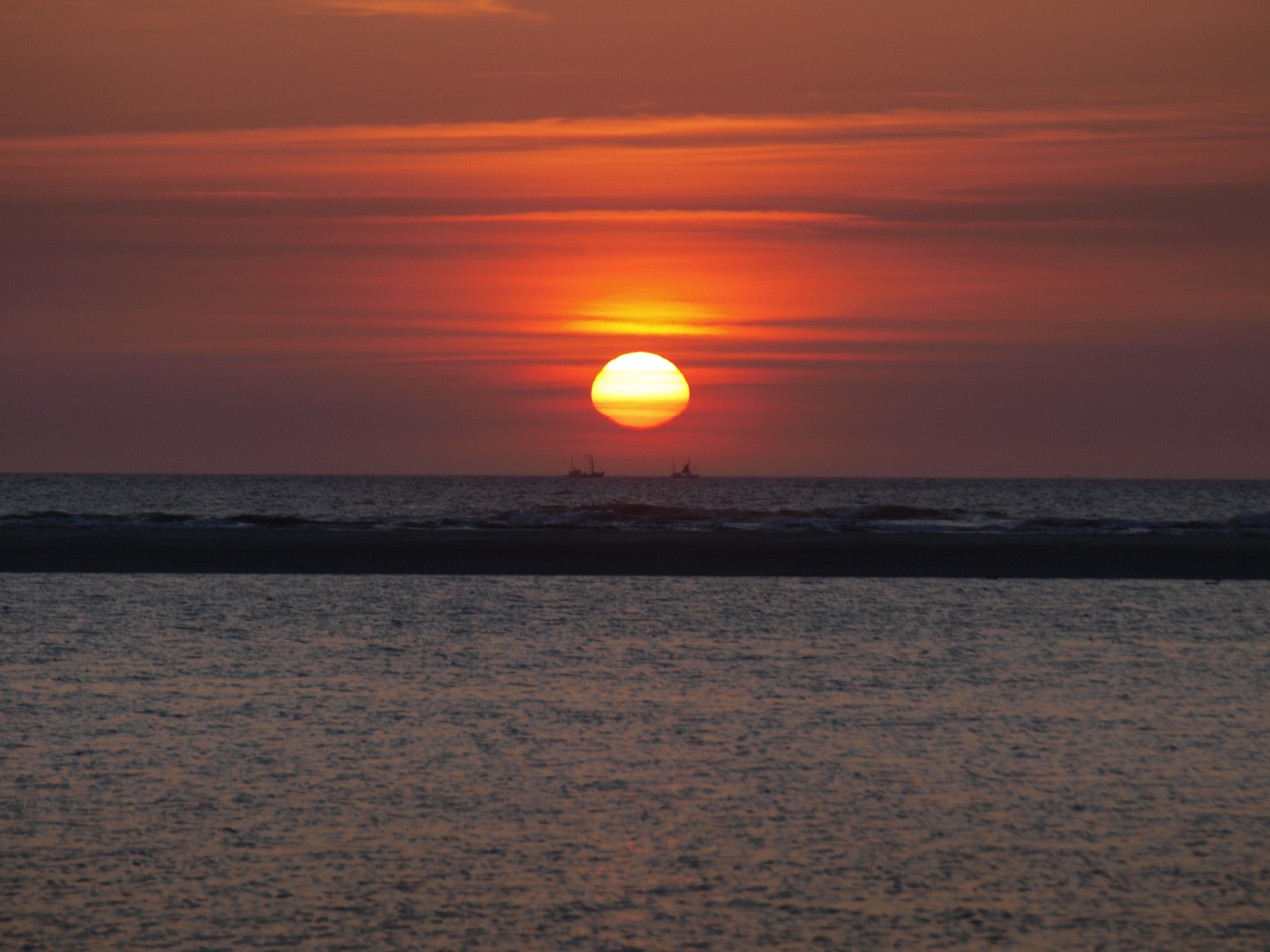 Krabbenkutter vor Sonnenuntergang