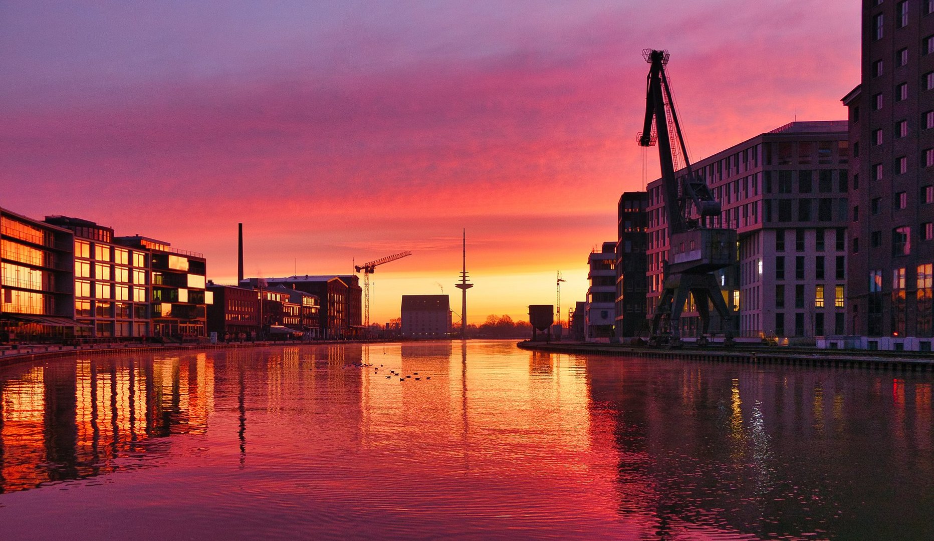 Kräftiges Morgenrot am Hafen in Münster 