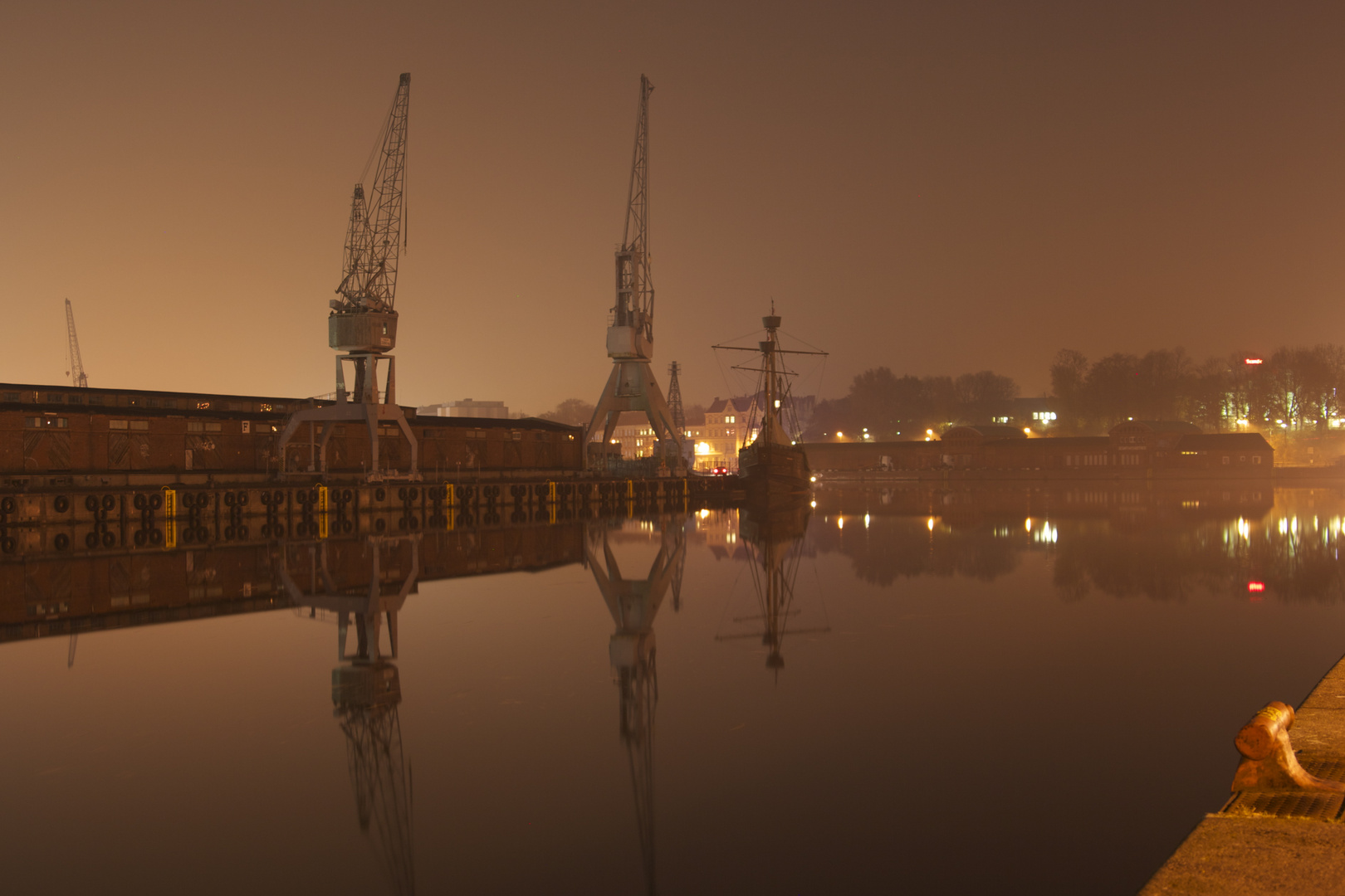 Kräne auf der Wallhalbinsel in Lübeck