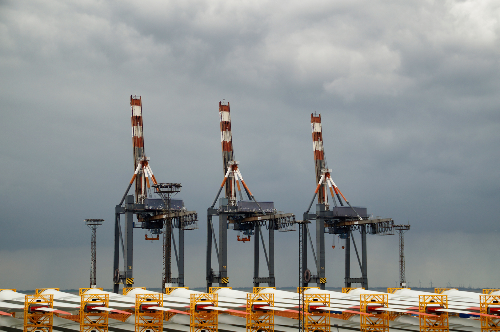 Kräne im Hafen von Bremerhaven