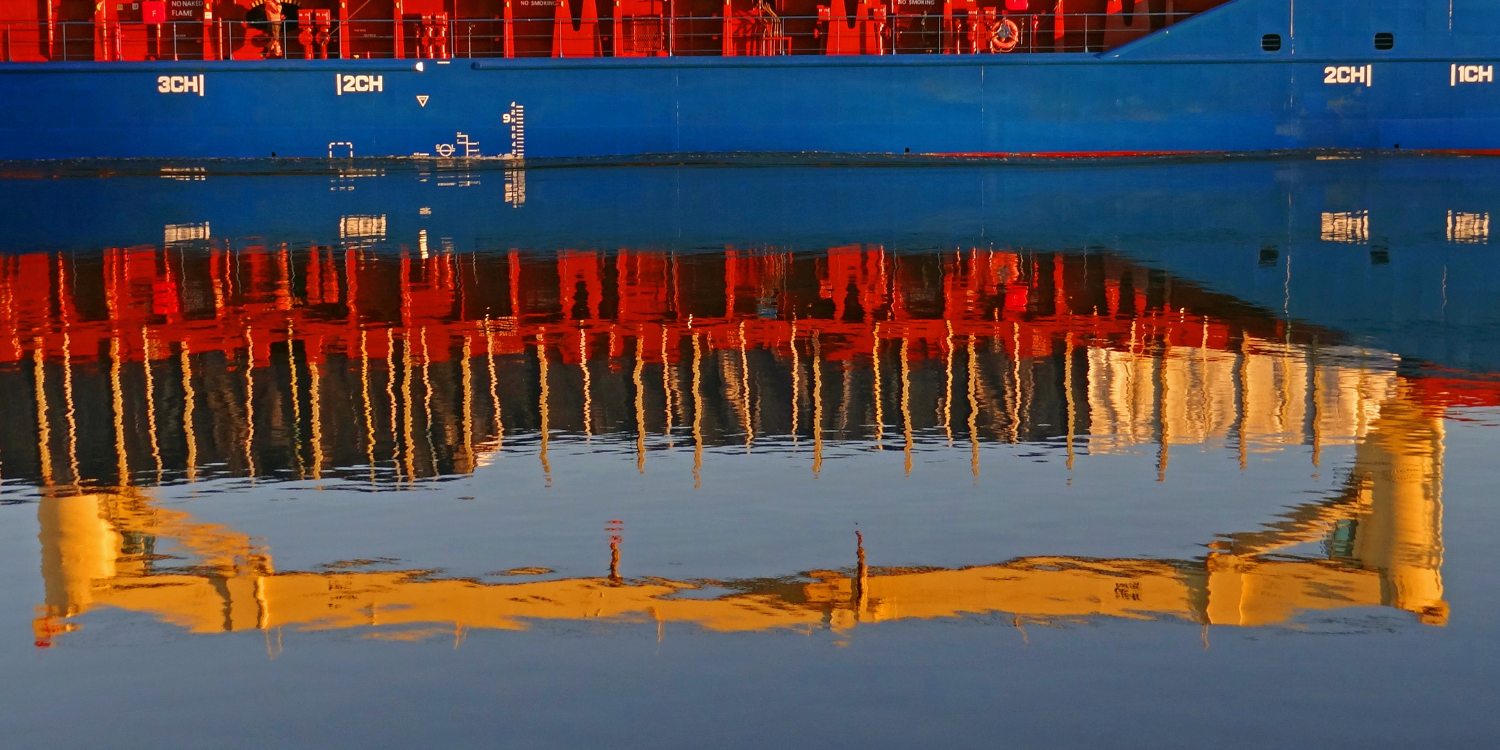 Kräne im Wasser