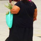 Kräuterverkäuferin auf einer Straße, sonntags im spanischen Valencia