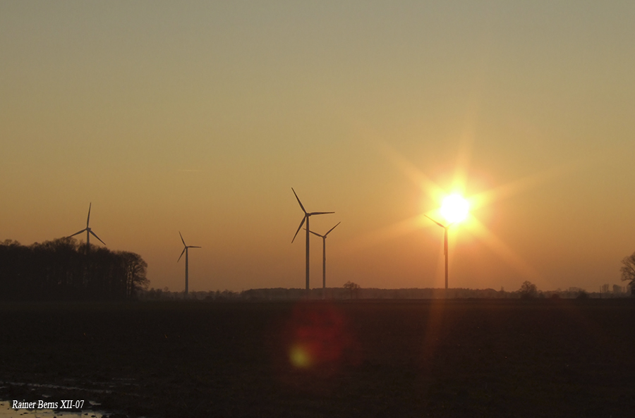 Krafpakete in der Abenddämmerung