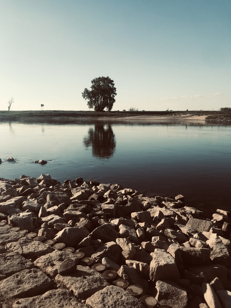 Kraft schöpfen an der elbe