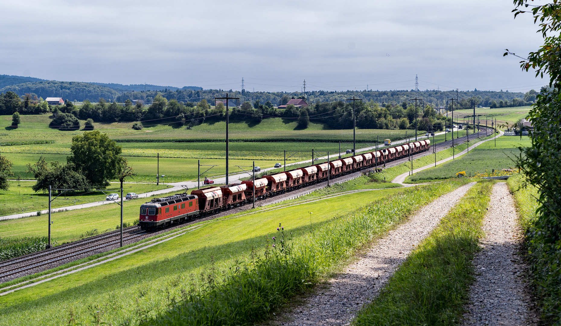 Kraftpaket vor leeren Wagen