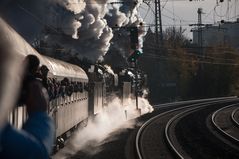 Kraftvolle Ausfahrt im Gegenlicht