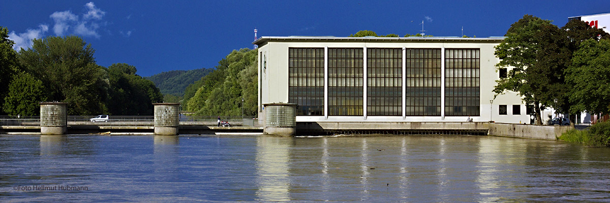 KRAFTWERK AM HALBGELBEN FLUSS