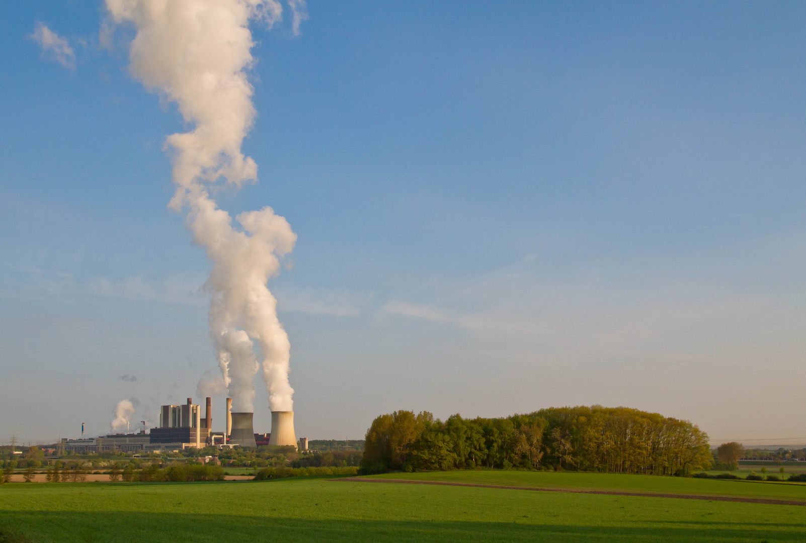 Kraftwerk am Morgen