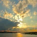 Kraftwerk am Rhein mit Wolken