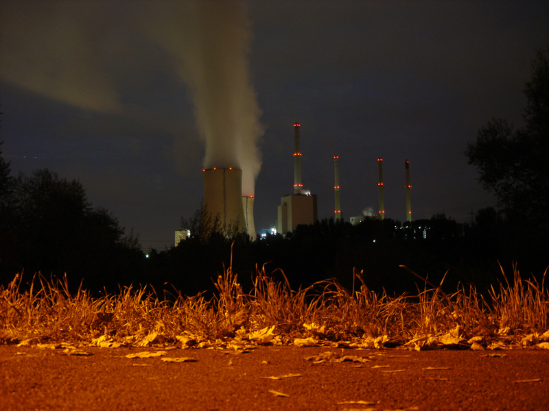 Kraftwerk bei Nacht